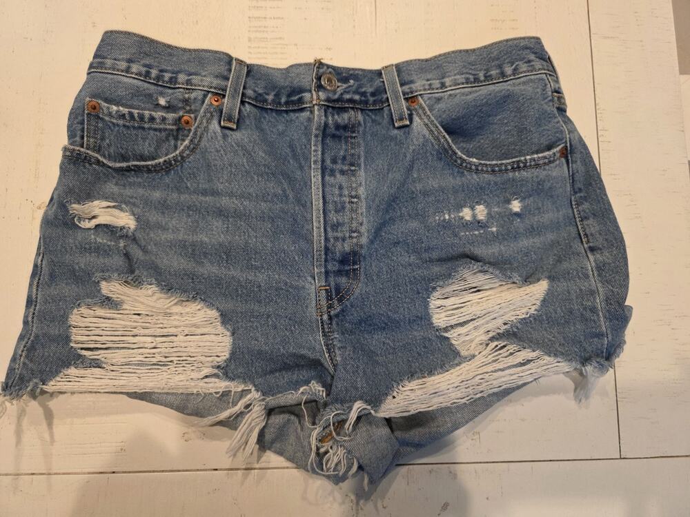 Levi's 501 Women's Distressed Cutoff Denim Jean Shorts Light Wash Size W33
